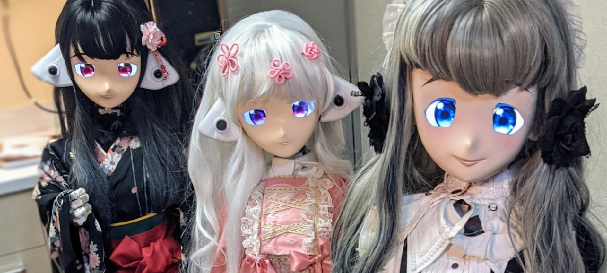 A internet não está sabendo lidar com estas robôs empregadas de anime
