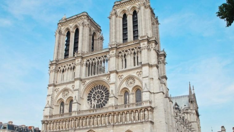 Sarcófago encontrado após incêndio na Catedral de Notre-Dame será aberto