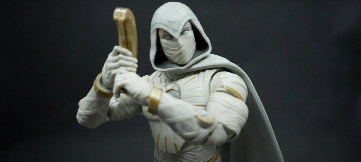 Irmão de Oscar Isaac faz review de action figures do Cavaleiro da Lua em vídeo fofo