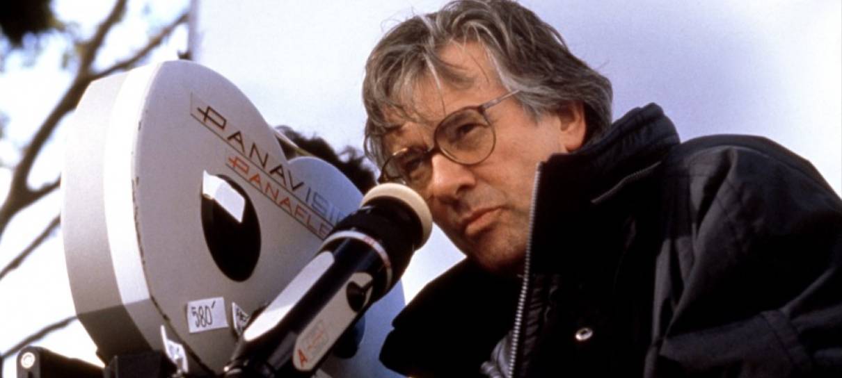 Paul Verhoeven critica filmes da Marvel e 007: “não falam nada sobre o mundo atual”