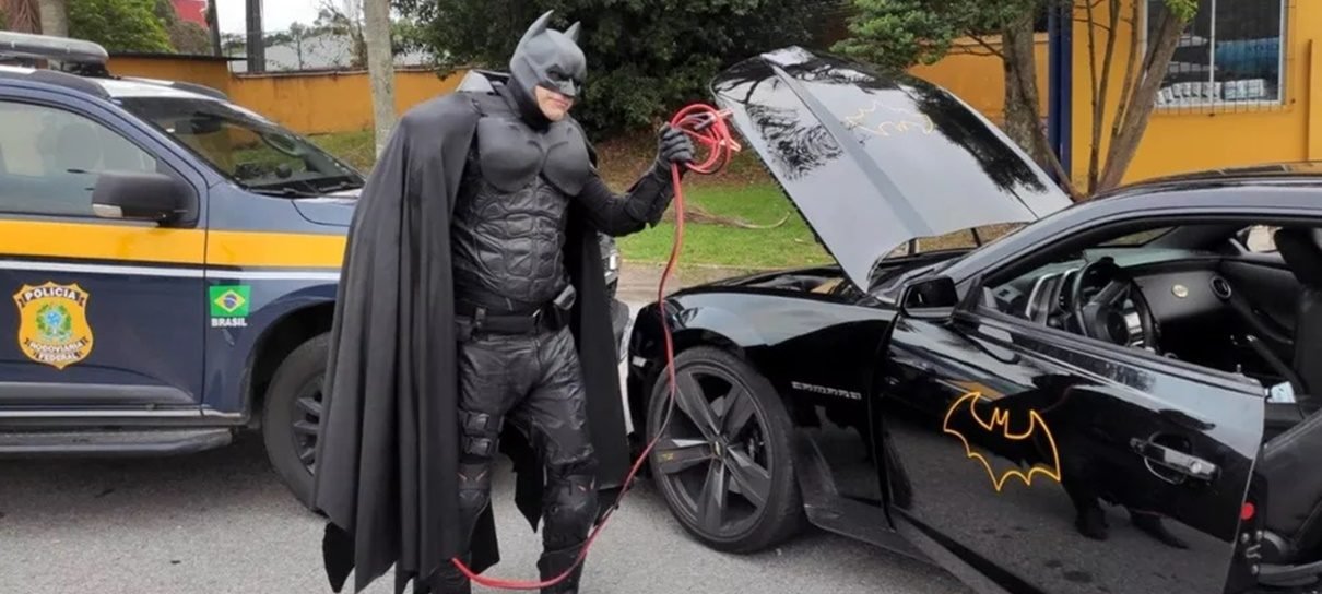 Batman brasileiro fica sem bateria no Batmóvel e pede ajuda da PRF