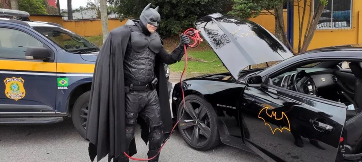Batman brasileiro fica sem bateria no Batmóvel e pede ajuda da PRF