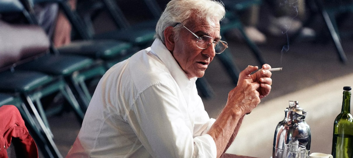 Bradley Cooper aparece quase irreconhecível em fotos da cinebiografia Maestro