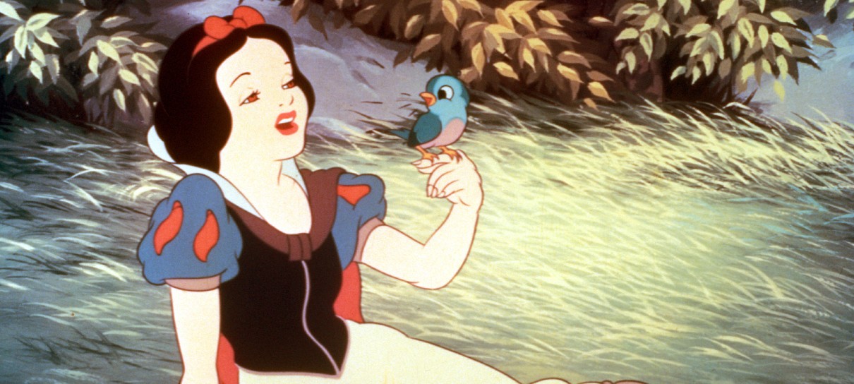 Rachel Zegler aparece como Branca de Neve em fotos do live-action