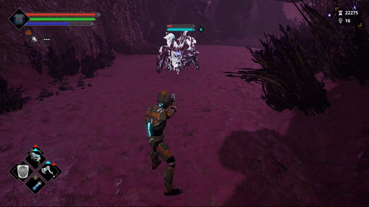 Personagem no jogo Dolmen apontando uma arma para um monstro