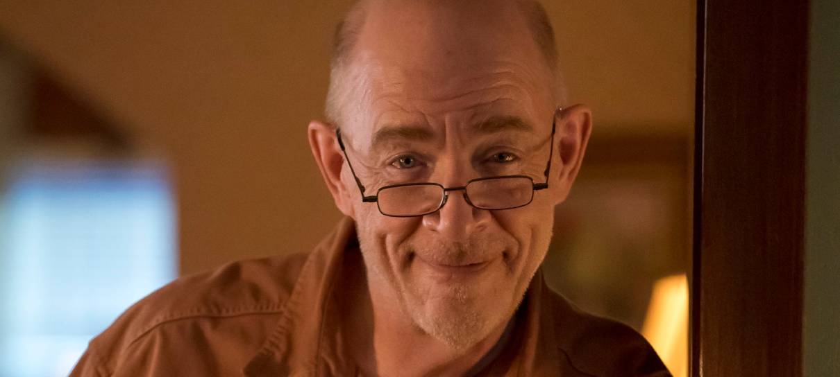 J.K. Simmons fala sobre Night Sky e a importância de ter personagens mais velhos na TV
