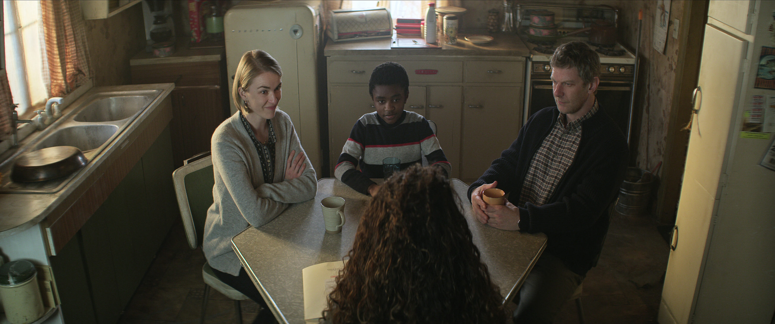 The Sandman. (L to R) Lisa O’Hare as Clarice, Eddie Karanja as Jed Walker, Sam Hazeldine as Barnaby in episode 108 of The Sandman. Cr. Courtesy Of Netflix © 2022