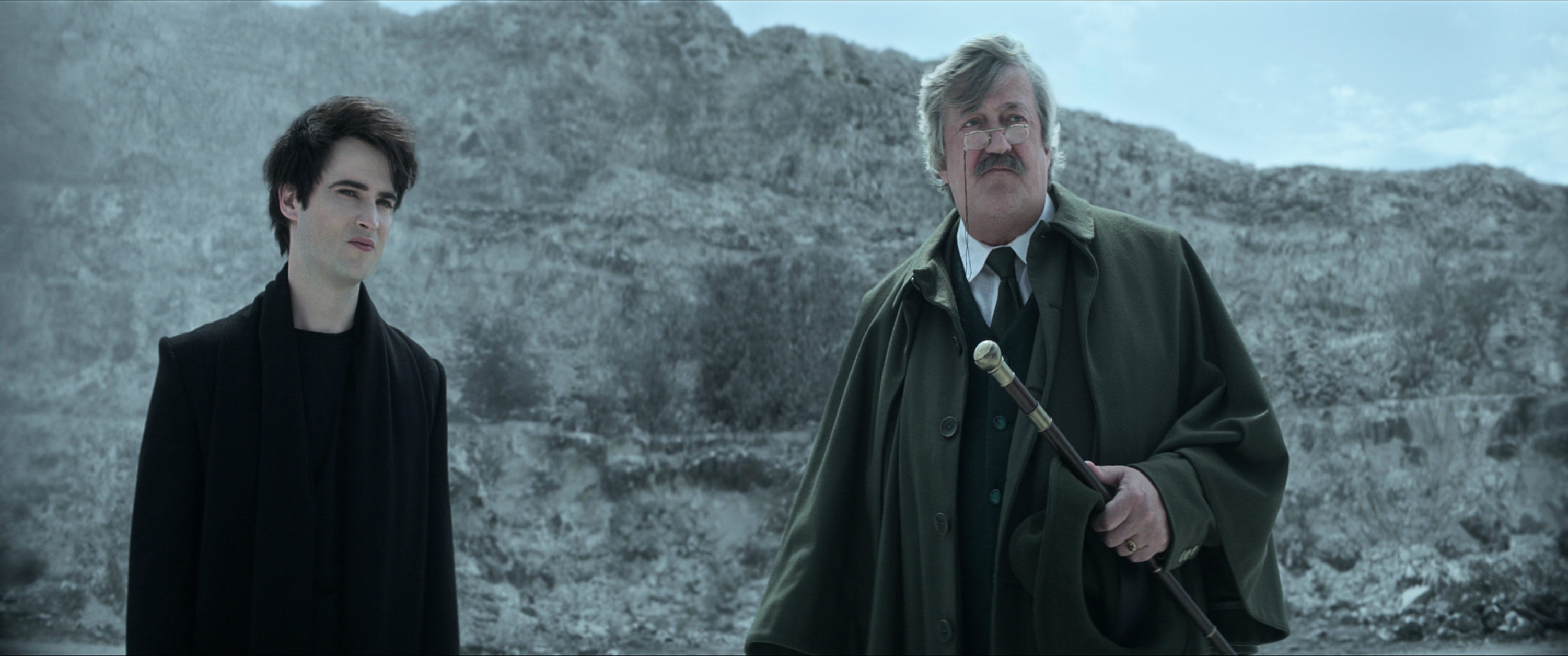 The Sandman. (L to R) Tom Sturridge as Dream, Stephen Fry as Gilbert in episode 110 of The Sandman. Cr. Courtesy Of Netflix © 2022