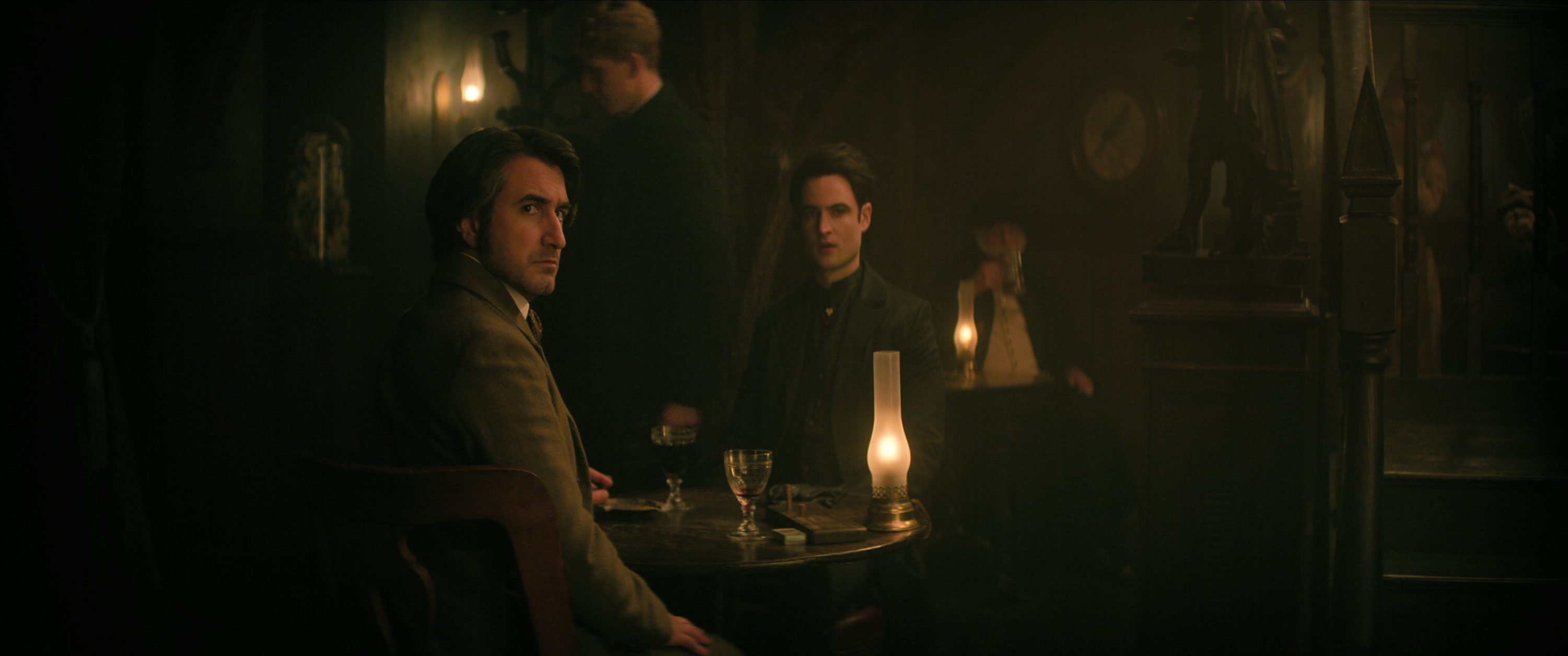 The Sandman. (L to R) Ferdinand Kingsley as Hob Gadling, Tom Sturridge as Dream in episode 106 of The Sandman. Cr. Courtesy Of Netflix © 2022