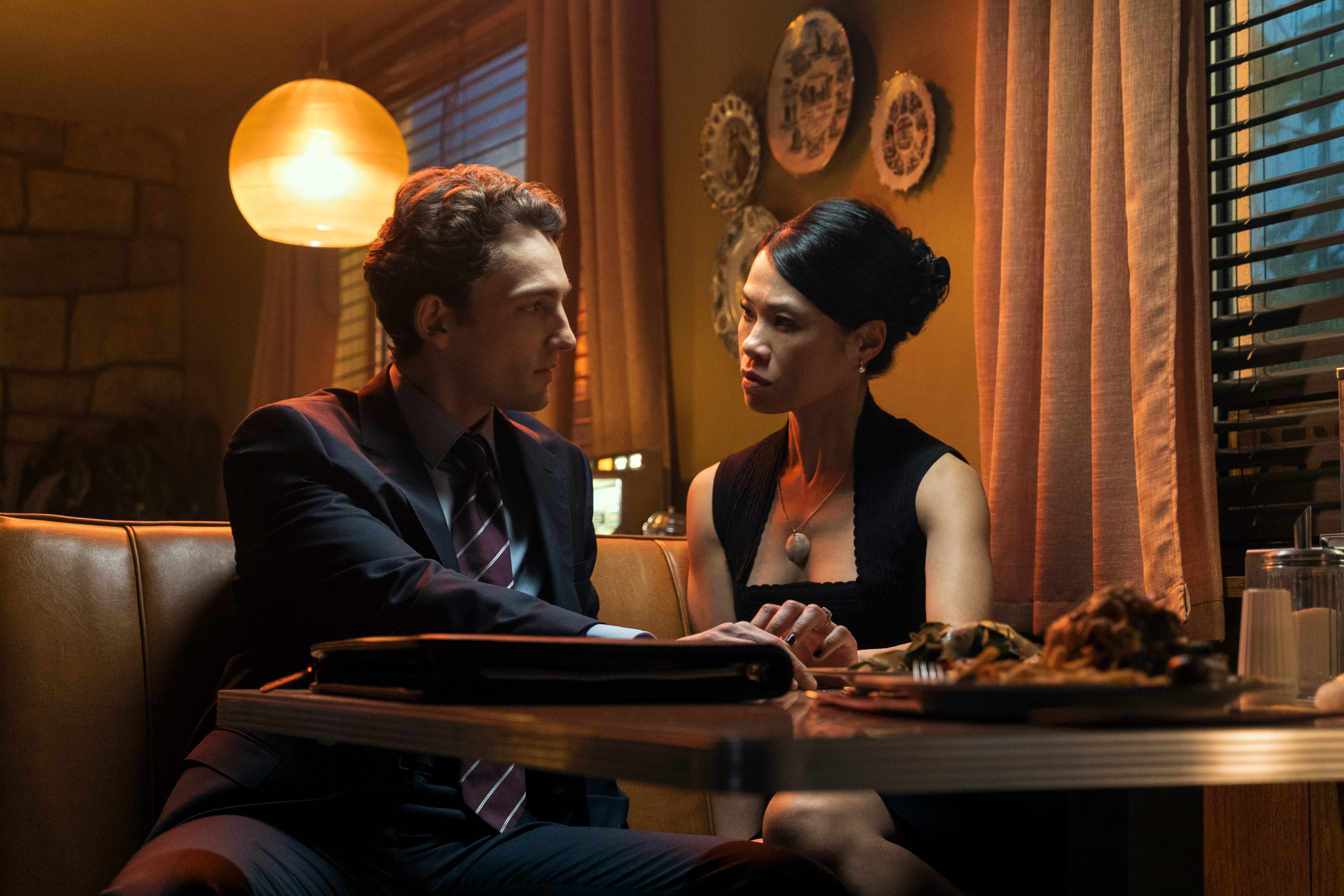 The Sandman. (L to R) Laurie Davidson as Mark Brewer, Lourdes Faberes as Kate Fletcher in episode 105 of The Sandman. Cr. Liam Daniel/Netflix © 2022