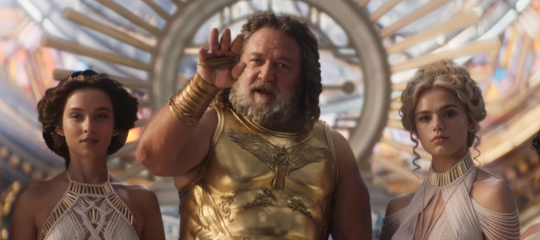 Russell Crowe como Zeus em Thor Amor e Trovão