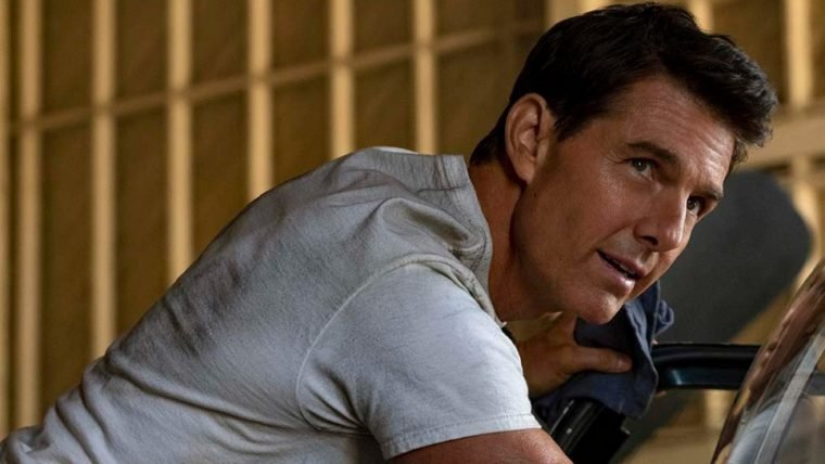 Tom Cruise chega de helicóptero na estreia de Top Gun: Maverick
