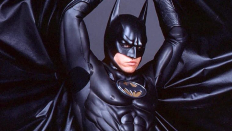 Tim Burton relembra reação a Batman Eternamente: “Mamilos no traje? Vão se f…”