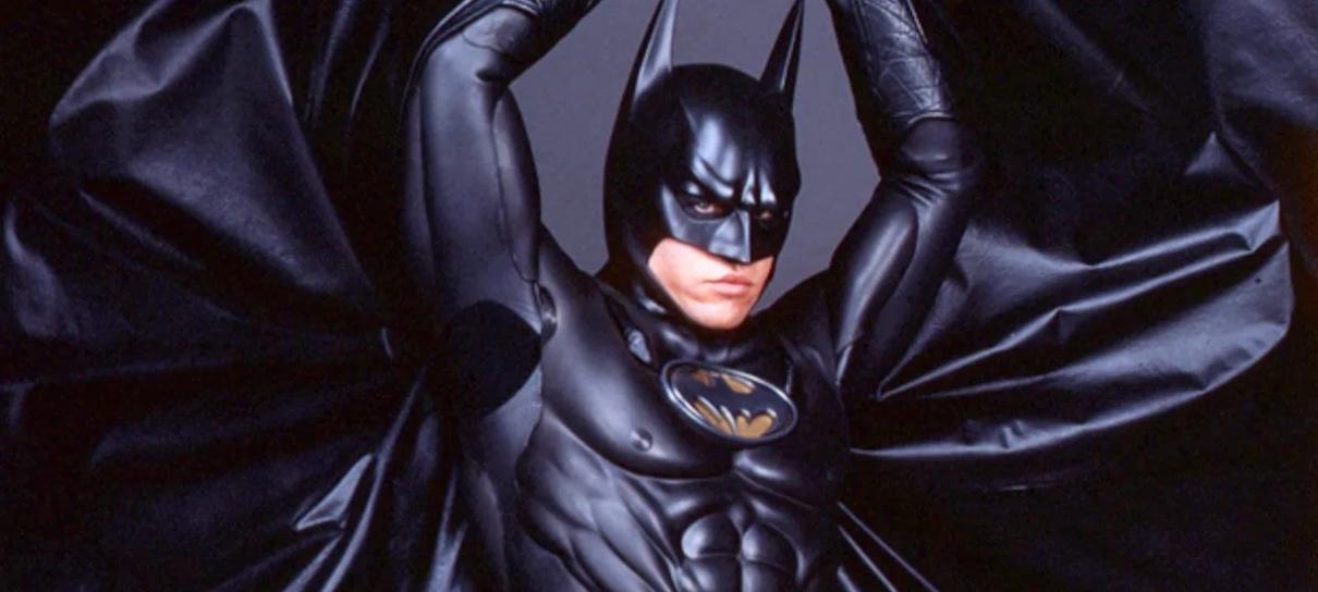 Tim Burton relembra reação a Batman Eternamente: “Mamilos no traje? Vão se f…”