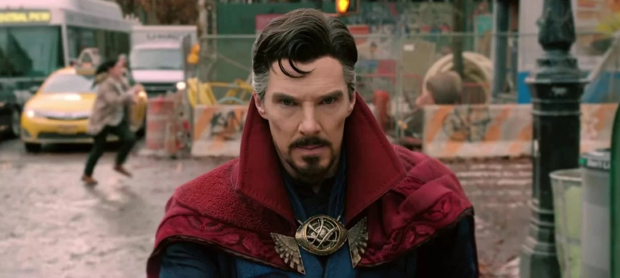Sam Raimi confirma que morte de personagem foi cortada de Doutor Estranho 2