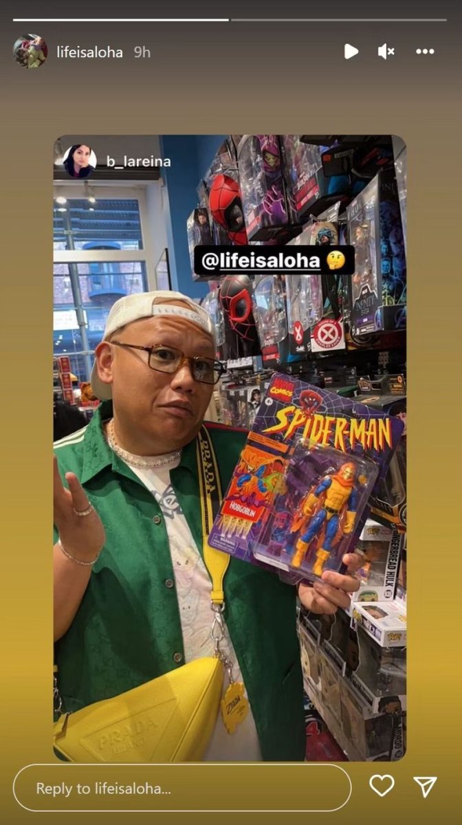 Jacob Batalon com boneco do Duende Macabro do Homem-Aranha
