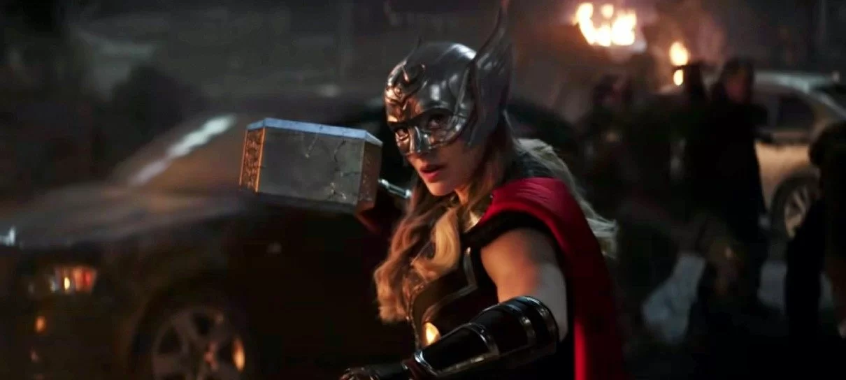 Jane Foster se apodera do Mjolnir em cena inédita de Thor: Amor e Trovão