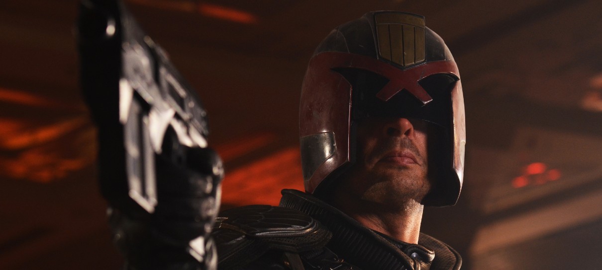 Karl Urban ainda não sabe se estará em série do Juiz Dredd