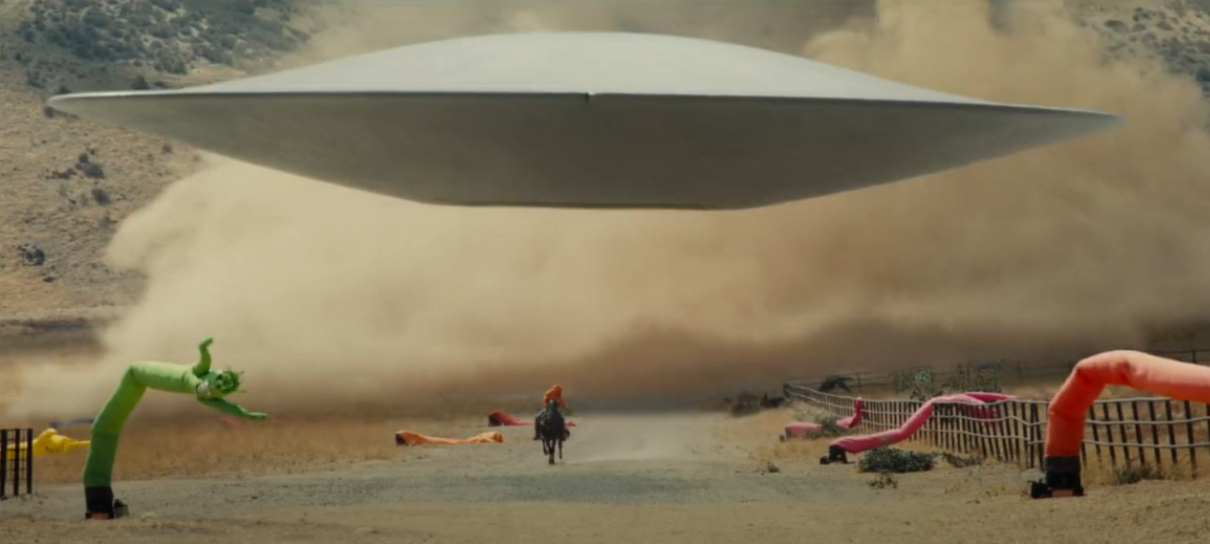 Daniel Kaluuya foge de disco voador no novo teaser de Não! Não Olhe!