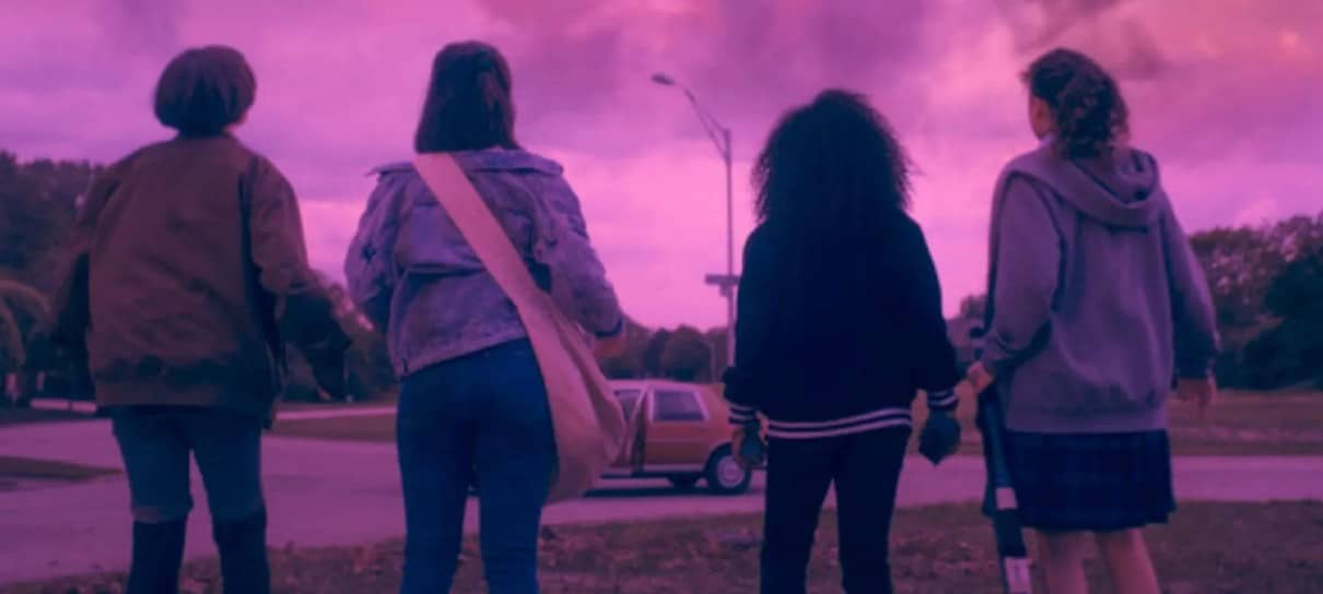 Série Paper Girls ganha novo teaser com suspense e viagem no tempo