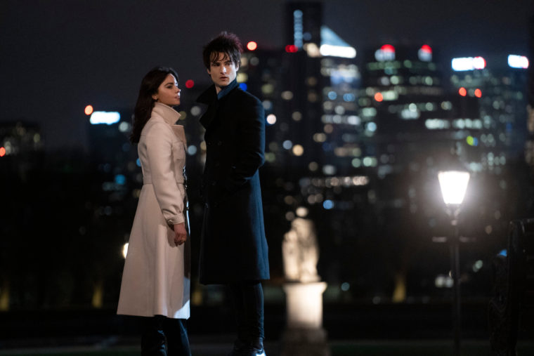 Jenna Coleman como Johanna Constantine e Tom Sturridge como Sonho em Sandman