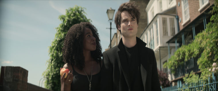 Kirby Howell-Baptiste como Morte e Tom Sturridge como Sonho em Sandman da Netflix