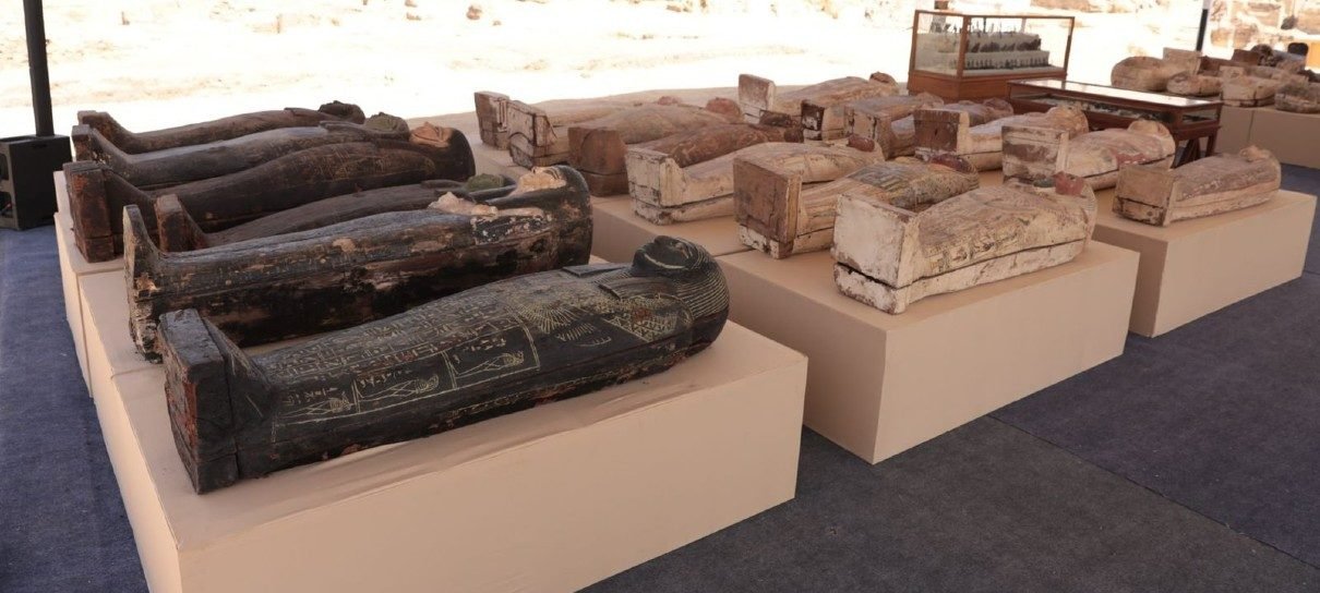 250 sarcófagos e artefatos com mais de 2 mil anos são encontrados no Egito
