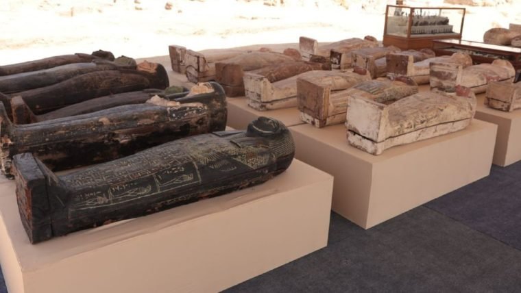 250 sarcófagos e artefatos com mais de 2 mil anos são encontrados no Egito