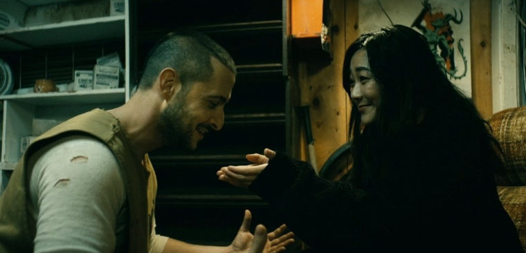 Tomer Capon e Karen Fukuhara como Francês e Kimiko em The Boys