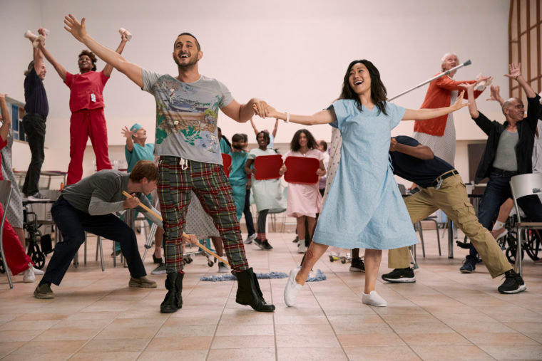 Tomer Capone e Karen Fukuhara dançando em The Boys