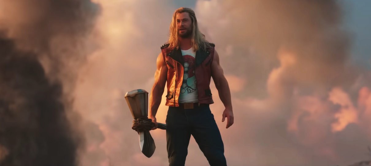 Chris Hemsworth comemora cena sem roupa em Thor: 'Amor e Trovão