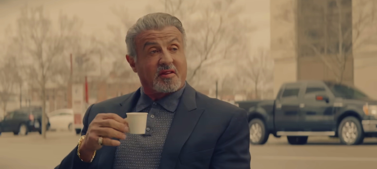 Sylvester Stallone vive mafioso exilado no teaser de Tulsa King