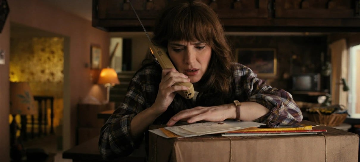 Winona Ryder é a especialista em anos 1980 no set de Stranger Things