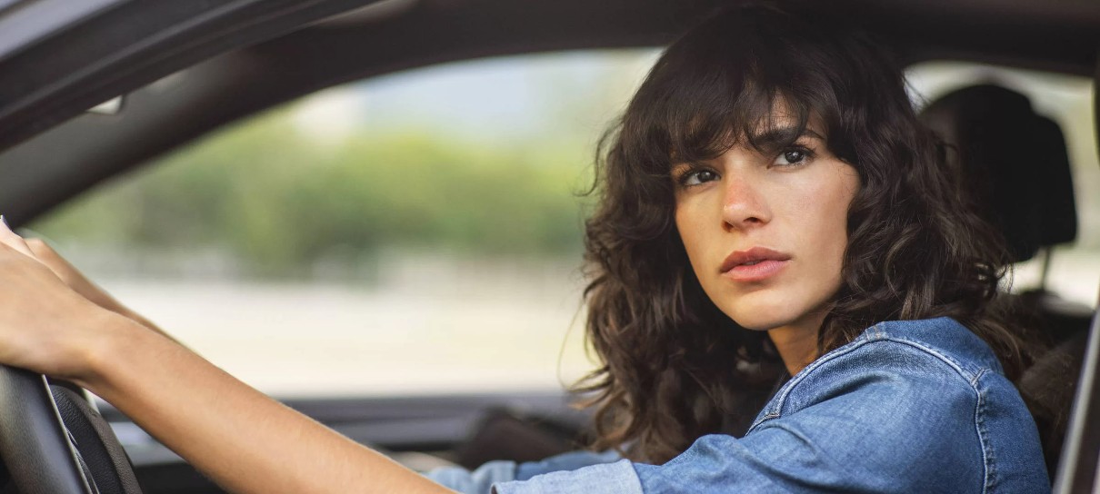 Bruna Marquezine mostra traje do Besouro Azul em foto de bastidores