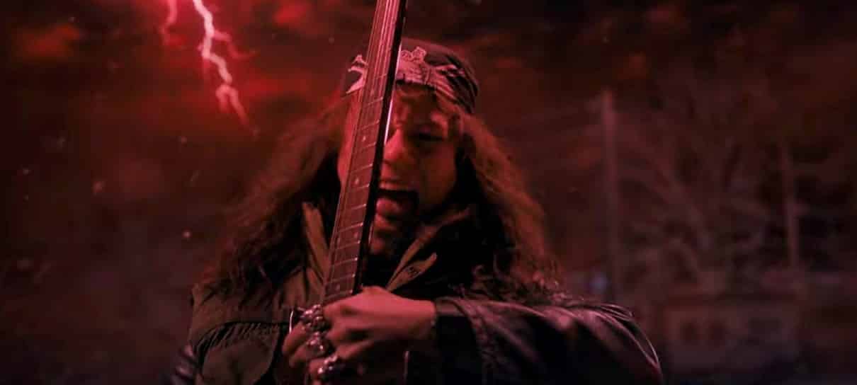 Metallica toca com Eddie de Stranger Things em crossover mais metal do dia