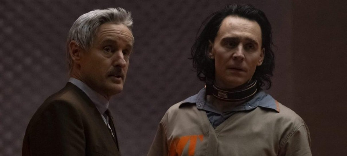 Tom Hiddleston aparece estiloso em set da segunda temporada de Loki