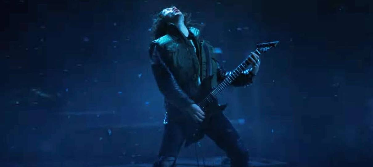Stranger Things: vídeo mostra ator de Eddie ensaiando música do Metallica