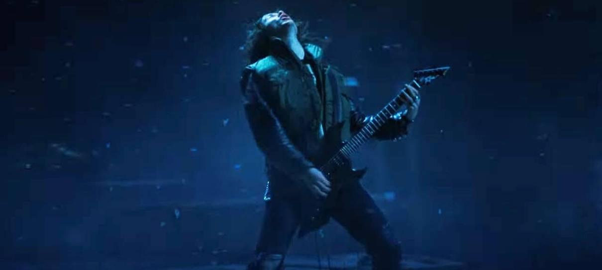 Stranger Things: vídeo mostra ator de Eddie ensaiando música do Metallica