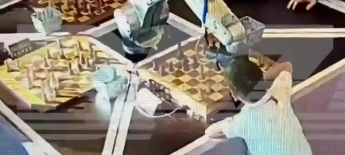 Robô quebra dedo de criança durante partida de xadrez na Rússia