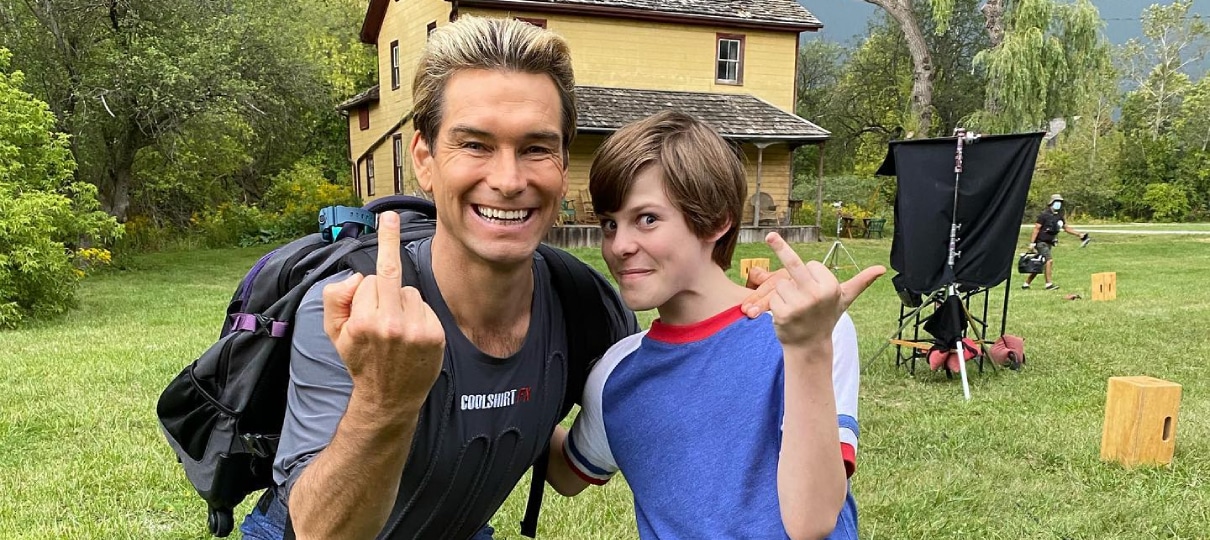 Ryan de The Boys, Cameron Crovetti se diverte em fotos dos bastidores
