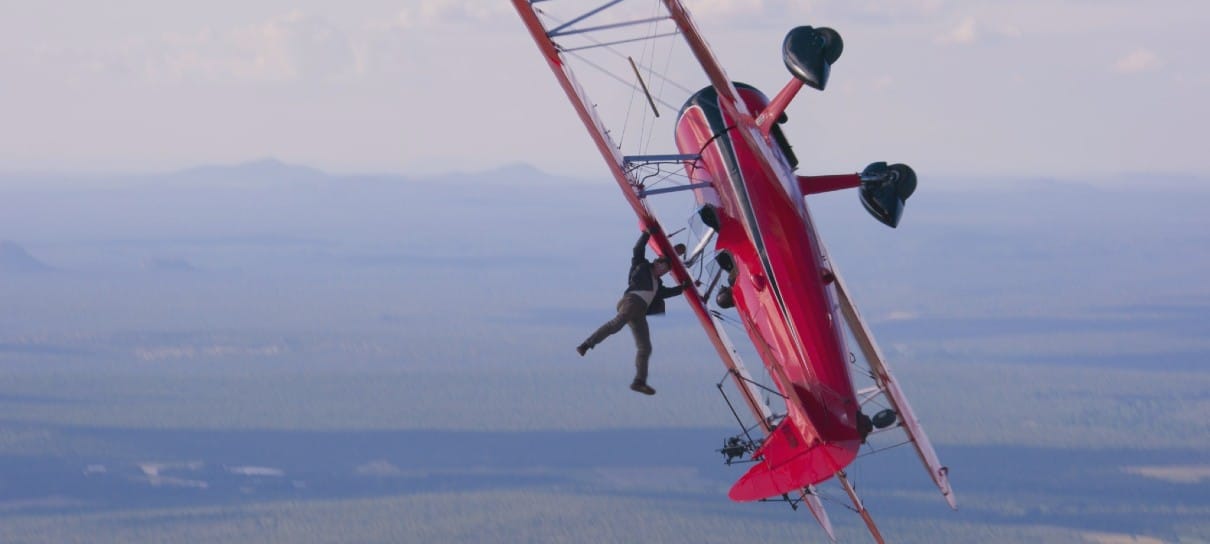 Tom Cruise ri na cara do perigo ao se pendurar em avião em Missão: Impossível 7