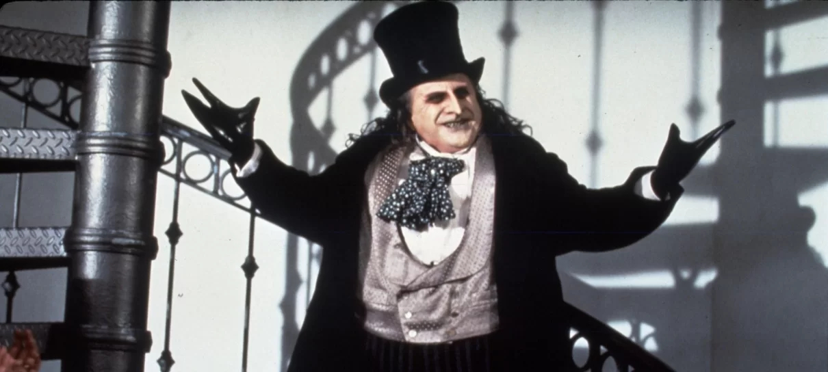 Batman: Danny DeVito volta a dizer que seu Pinguim foi melhor que o de Colin Farrell