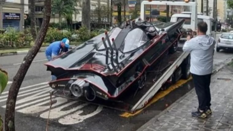Batmóvel é guinchado em São Paulo, porque até o Homem-Morcego precisa de uma rodinha