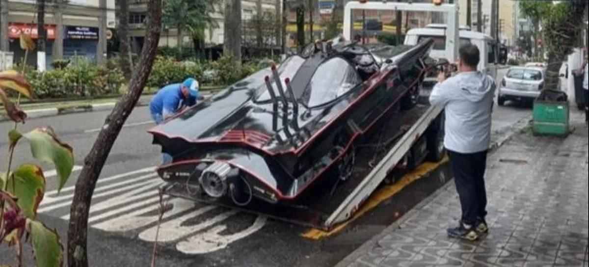 Batmóvel é guinchado em São Paulo, porque até o Homem-Morcego precisa de uma rodinha