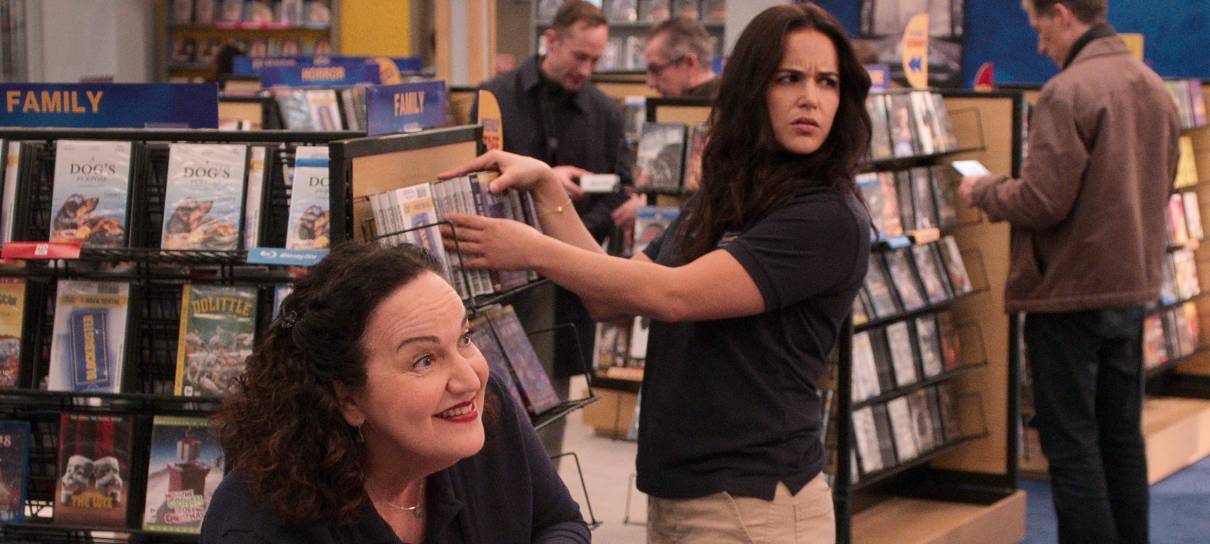 Netflix divulga imagens de Blockbuster, comédia sobre a famosa rede de locadoras