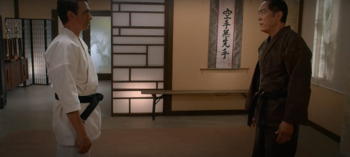 Chozen treina Daniel em cena da quinta temporada de Cobra Kai