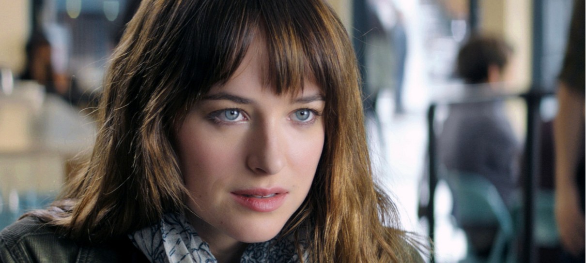 Dakota Johnson aparece em fotos do set de Madame Teia