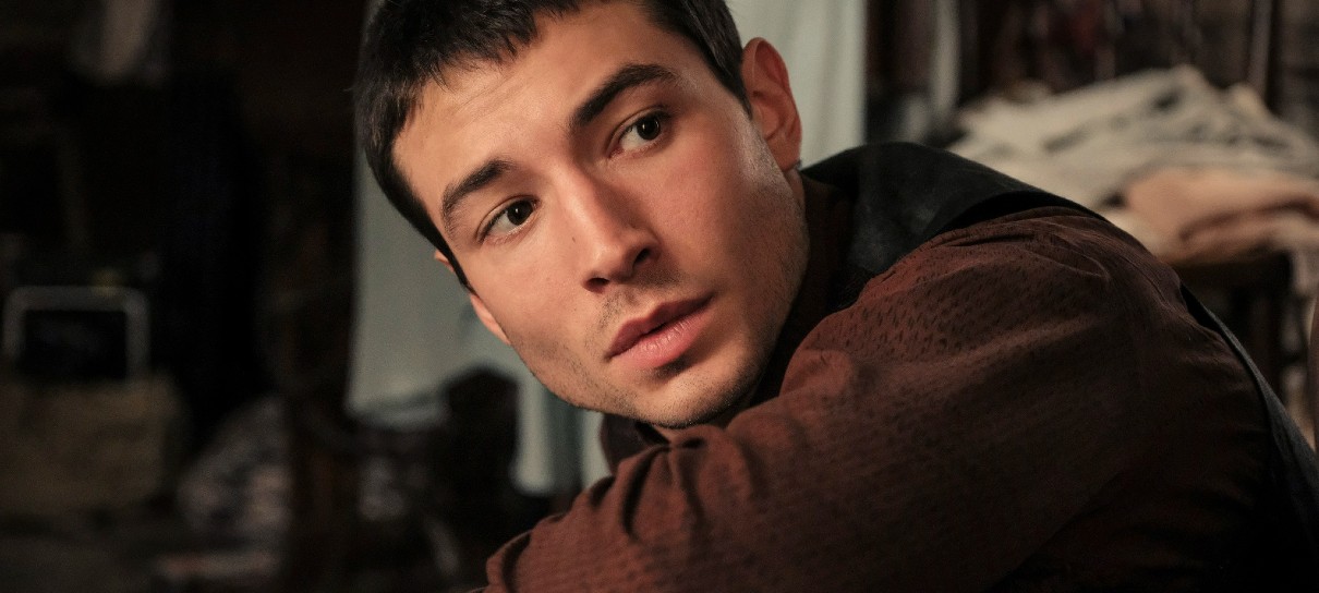 Ezra Miller teve reunião com chefes da Warner após polêmicas, diz site