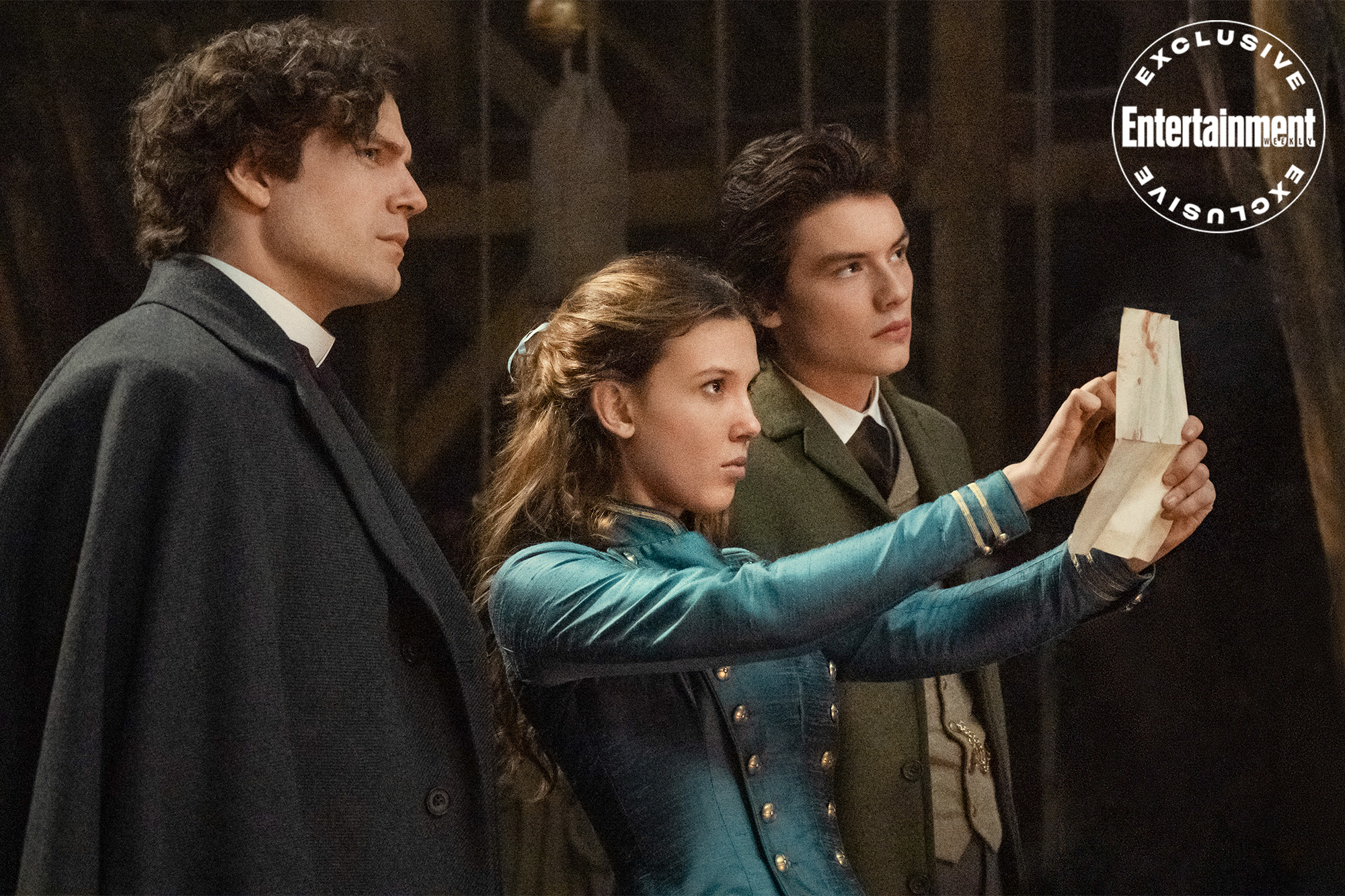 Enola Holmes 2. Henry Cavill as Sherlock Holmes, Millie Bobby Brown as Enola Holmes, Louis Partridge as Tewkesbury. Cr. Alex Bailey/Netflix © 2022