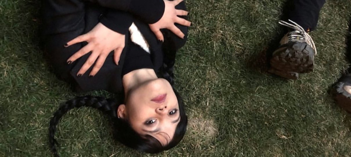 Jenna Ortega aparece trevosa em nova foto de Wandinha